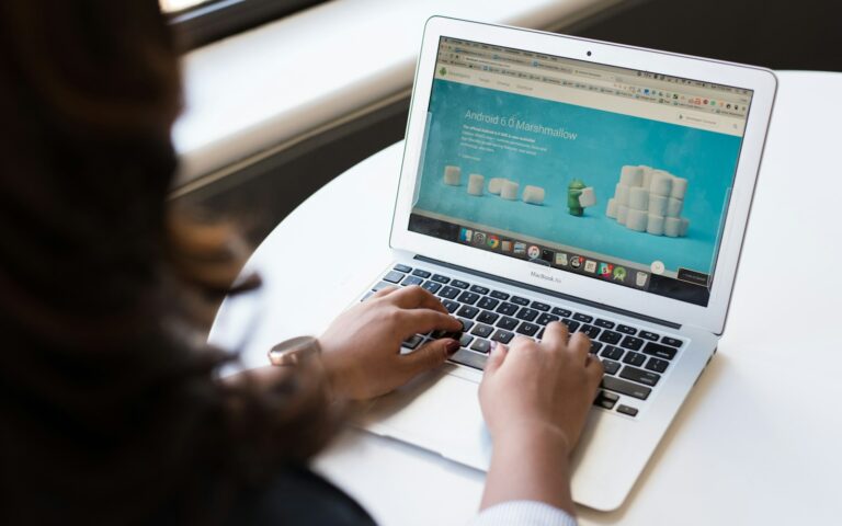 Unternehmerin vergleicht am Laptop WordPress oder Baukasten für ihre Firmenwebsite