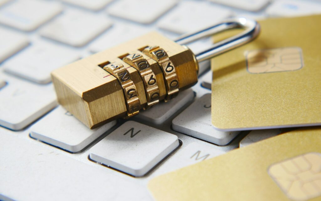 Goldenes Vorhängeschloss auf einer Tastatur als Symbol für Zwei-Faktor-Authentifizierung